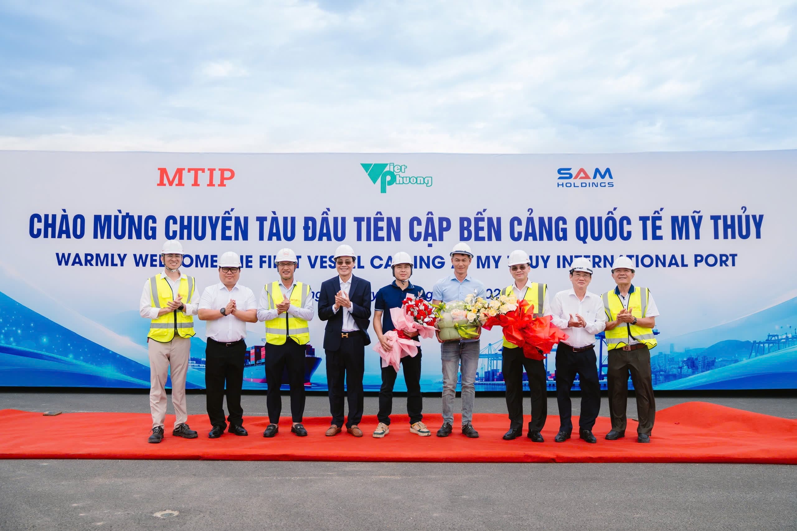 Chào mừng chuyến tàu đầu tiên cập bến cảng quốc tế Mỹ Thủy